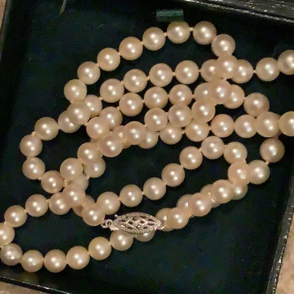 Simulated pearl necklace good clasp Vintage white w bracelet - Picture 1 of 6